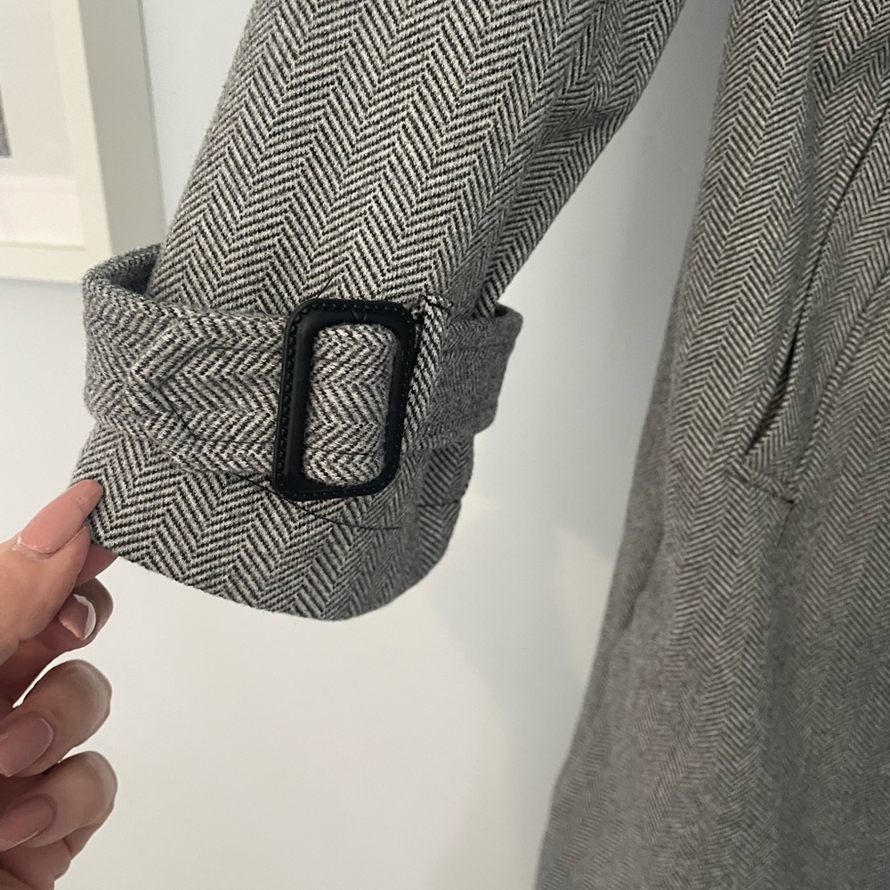 Coat in beautiful gray and black soft, warm fabric. Size Medium - Picture 5 of 8